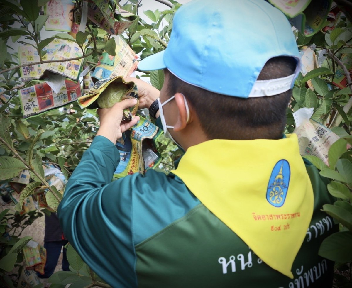 ENGR_DEPT_TH's tweet photo. "จิตอาสาทหารช่าง ลงพื้นที่ช่วยเหลือเกษตรกร"

   กช. นำกำลังพลชุดจิตอาสา ลงพื้นที่เข้ารับซื้อฝรั่งกิมจู จากเกษตรกรในพื้นที่ อ.จอมบึง จ.ราชบุรี เพื่อช่วยบรรเทาความเดือดร้อนผลผลิตราคาตกต่ำจากการแพร่ระบาดของ COVID-19 โดยนำผลผลิตที่รับซื้อมาประกอบอาหารให้กับทหารกองประจำการได้รับประทาน https://t.co/RCjxWalHaY