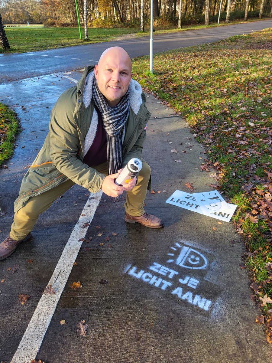 In het kader van de landelijke campagne "zet je licht aan" samen met de jongerenwerker Jan Hebers van Vlagtwedde op diverse locaties de reminder tekst aangebracht.  Fietsers let op dat je in het donker wordt gezien en zet je licht aan!