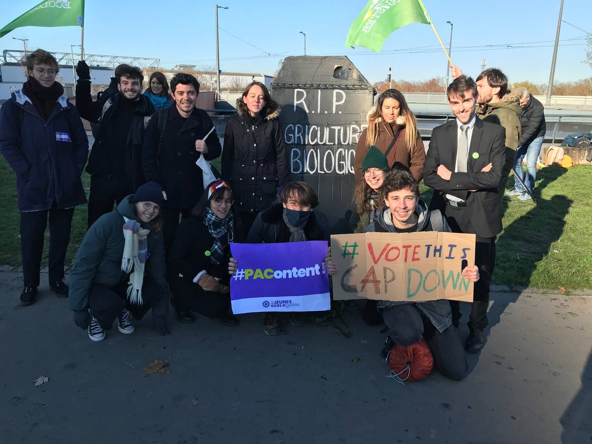 Toutes nos condoléances. Ce matin nous avons enterré l'agriculture bio et paysanne devant le Parlement européen. 

👉 Les eurodéputé-es sont en train de voter la Politique Agricole Commune climatocide qui favorise l'industrie agroalimentaire.

#WithdrawThisCAP #VoteThisCAPdown