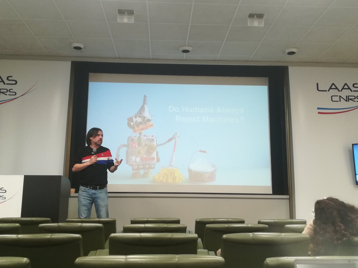 AdelineFermani1's tweet photo. Very interesting talk by @cesifoti on how people judge humans and machines differently at #3IADWS https://t.co/VgYqSM5C3O