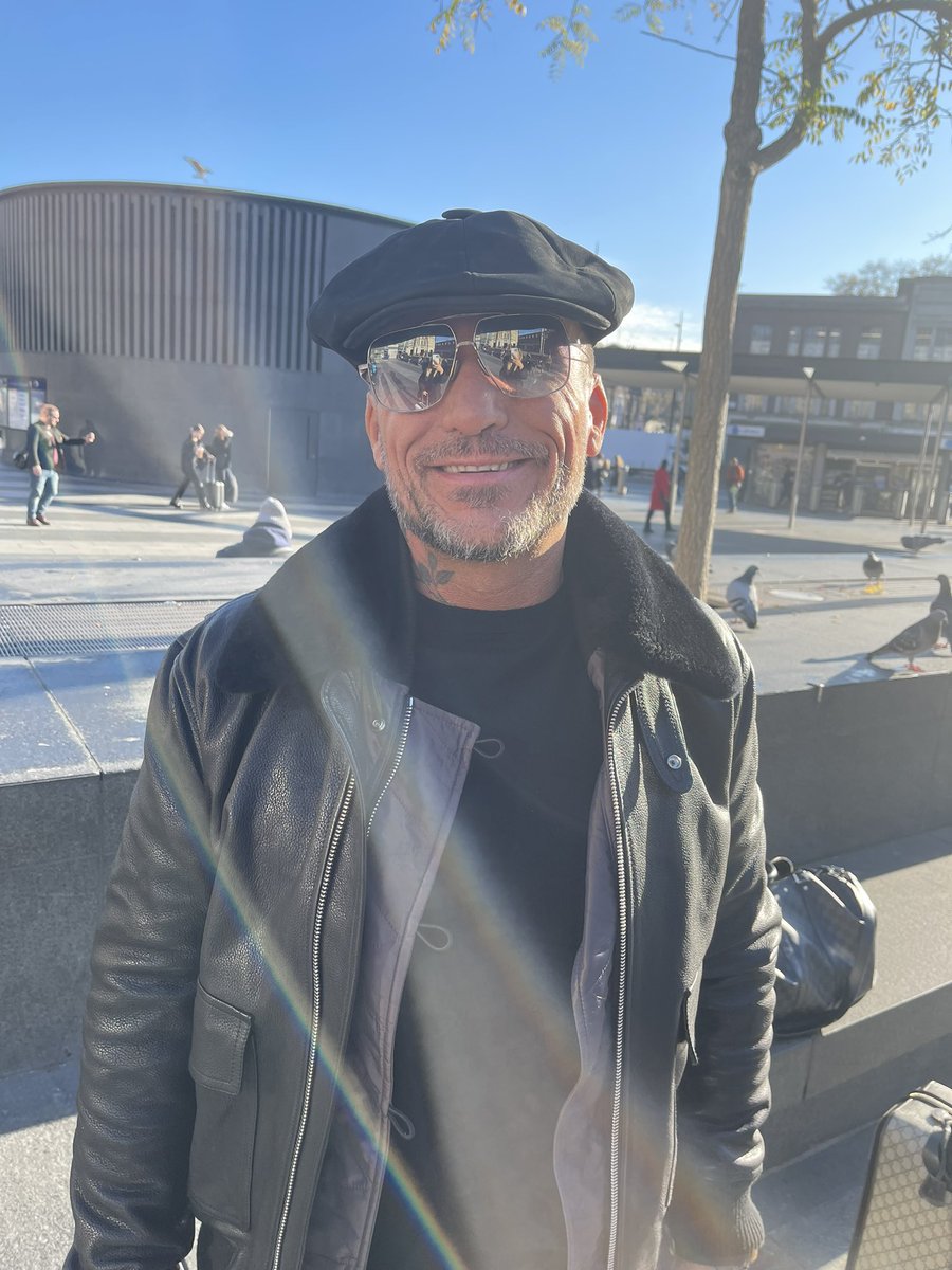 Had a great meeting last night in Hull and this morning I’m in London for a new job in city I’m looking at 

What a lovely day, now enjoying the sunshine

Anyone wants to be part European steel contact me