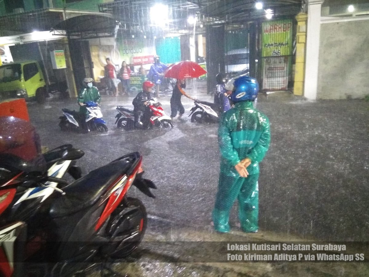 e100ss's tweet photo. 18.41: #KawasanBanjir
1. Kutisari Selatan;
2. Ketintang dan Ketintang Madya;
3. Simpang tiga Kodam;
4. Gayungsari;
5. Raya Prapen;
6. Turunan Layang Waru arah Sidoarjo;
7. Raya Jati Sidoarjo;
8. Depan Pasar Krian Sidoarjo. (hm) https://t.co/vAokaxZIqO