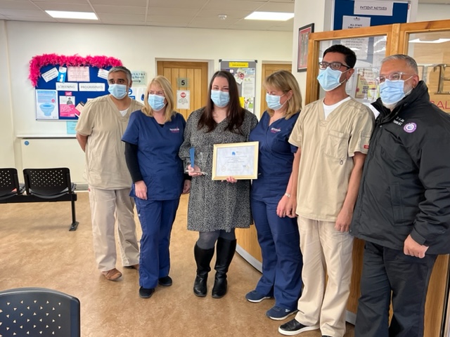 PMA_UK_'s tweet photo. Lovely to catch up with Jenna Johnstone and present her with the well-deserved PMA Award for Practice Manager of the Year 2021 👏👏👏 👏

Read more about Jenna here: https://t.co/T0qFXPTGpN #PrimaryCare @NHSHMR @JuliaRawson @PrimaryCareExc #PeterlooMedicalCentre #NHS https://t.co/aRamC2EOI4