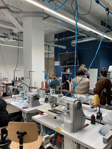 A midi, déjà une trentaine de personnes aux portes ouvertes #Maroquinerie #SemaineIndustrie à #Châteauroux! De nombreux tests de passés pour tous les volontaires. Encore trois sessions de visite à venir cet après-midi au centre de formation Eshange  @poleemploi_RCVL