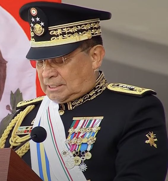 PedroFerriz's tweet photo. No es por nada… General Secretario.
Todos sabemos que las medallas de un militar son equivalentes a méritos de guerra.
Hasta donde alcanzamos a ver, usted no ha ido a ninguna.
¿De donde salieron 18 reconocimientos para su pecho?
Será de Guerras Políticas. https://t.co/8LXERfEJcm