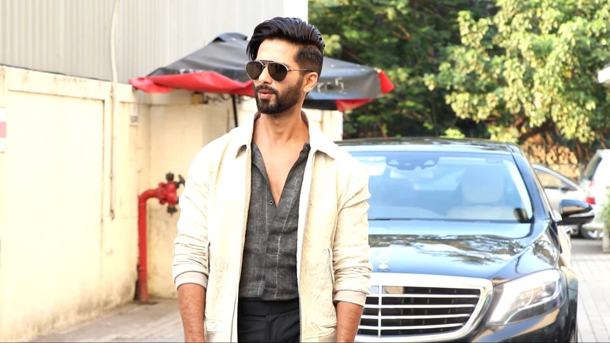 IamEluruSreenu's tweet photo. .@shahidKapoor Grand Entry At #Jersey Trailer Launch In Juhu PVR https://t.co/pcCVNrl2we