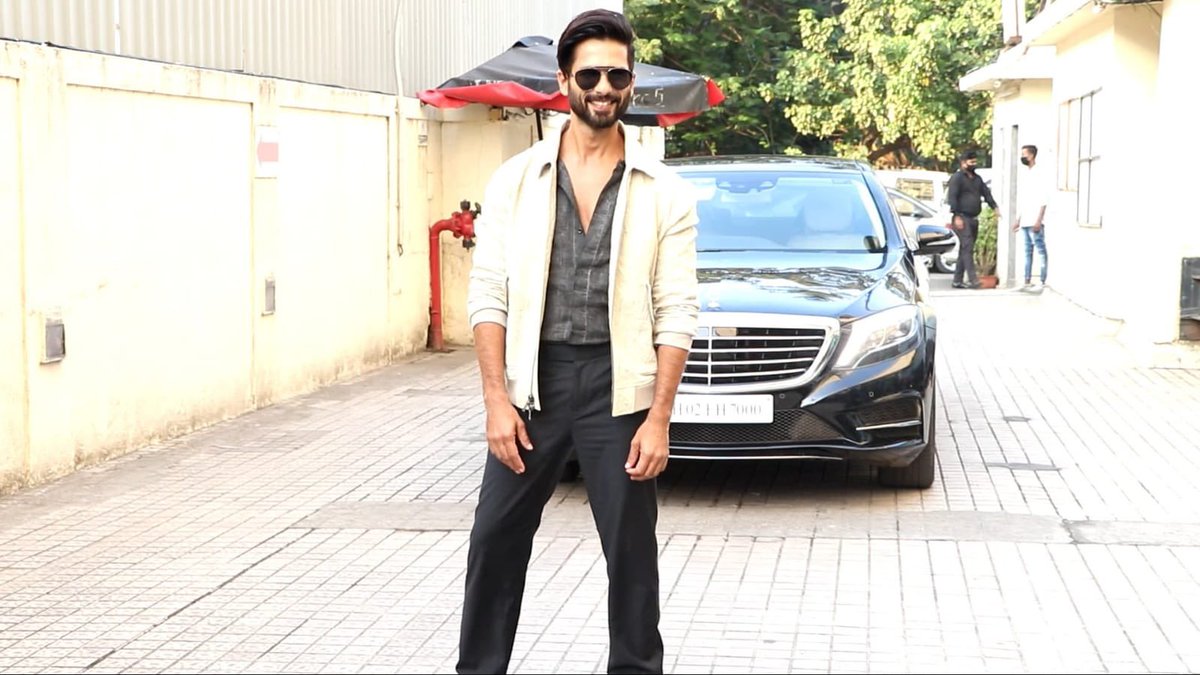 IamEluruSreenu's tweet photo. .@shahidKapoor Grand Entry At #Jersey Trailer Launch In Juhu PVR https://t.co/pcCVNrl2we