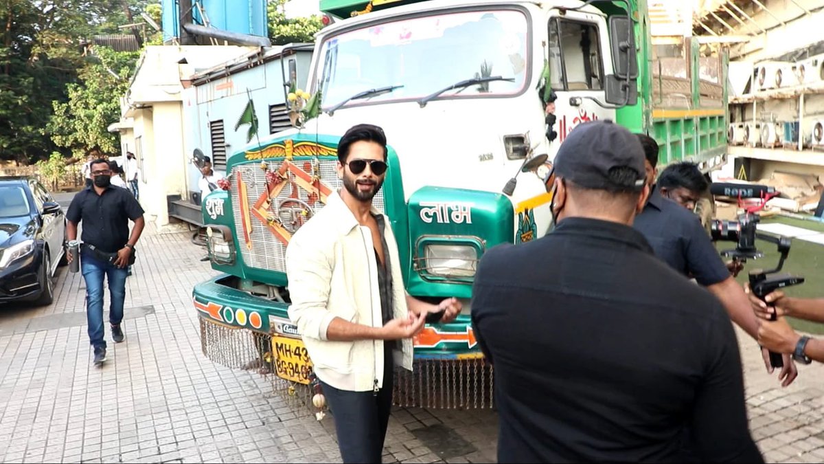 IamEluruSreenu's tweet photo. .@shahidKapoor Grand Entry At #Jersey Trailer Launch In Juhu PVR https://t.co/pcCVNrl2we