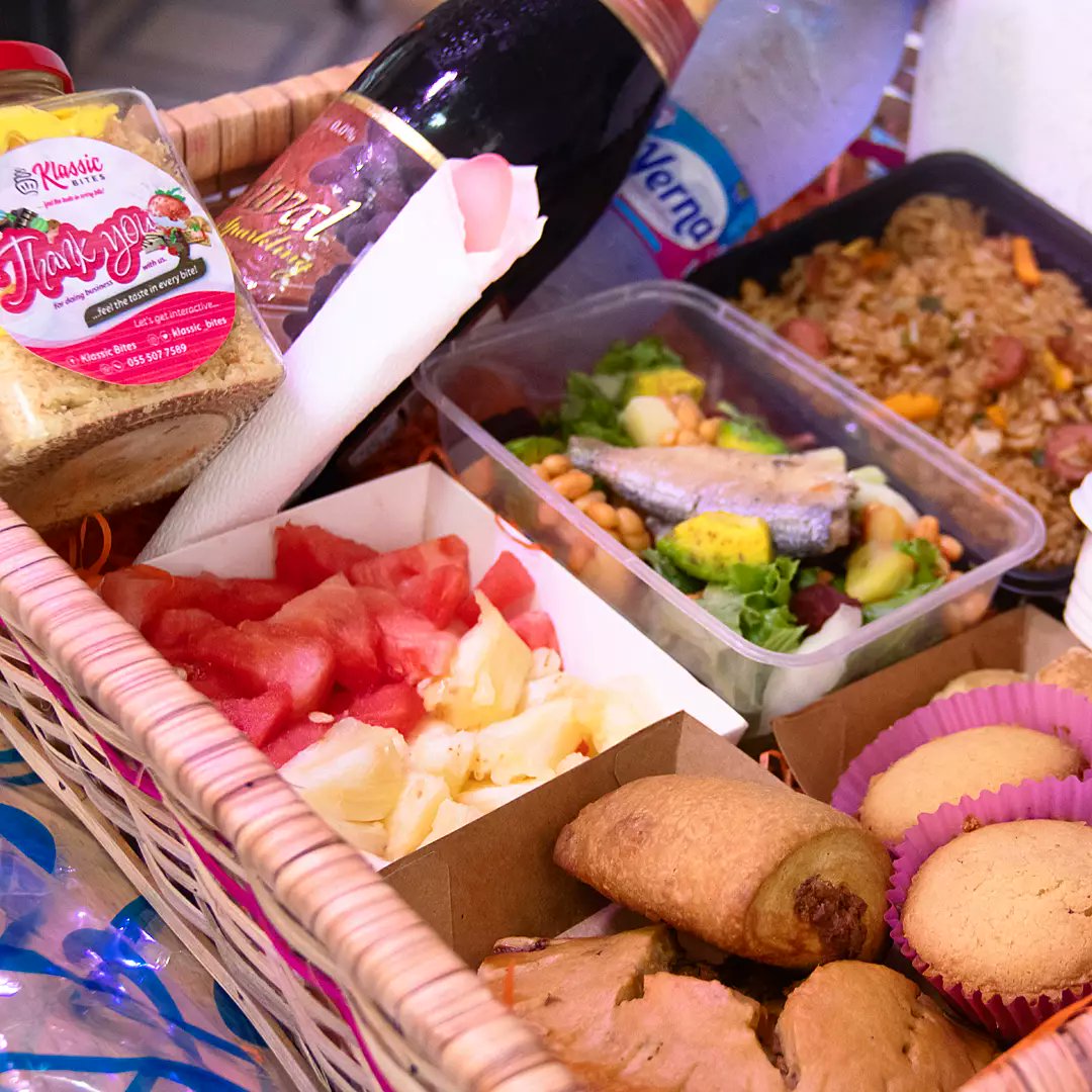 klassic_bites's tweet photo. A healthy pack of food #KlassicFoodBasket 😋
#lunchbasket #foodbasket #jarcake #food #fruitsalad #cupcakes #sausagerolls #pastychef #pastrylove #klassicbites #klassicbitesextra #friedrice #assortedrice #salad #fruits #champagne #beefpie #pies #tgif https://t.co/TtwR3MQHRb