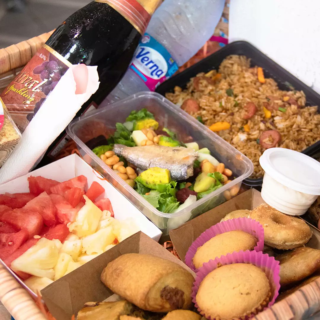 klassic_bites's tweet photo. A healthy pack of food #KlassicFoodBasket 😋
#lunchbasket #foodbasket #jarcake #food #fruitsalad #cupcakes #sausagerolls #pastychef #pastrylove #klassicbites #klassicbitesextra #friedrice #assortedrice #salad #fruits #champagne #beefpie #pies #tgif https://t.co/TtwR3MQHRb