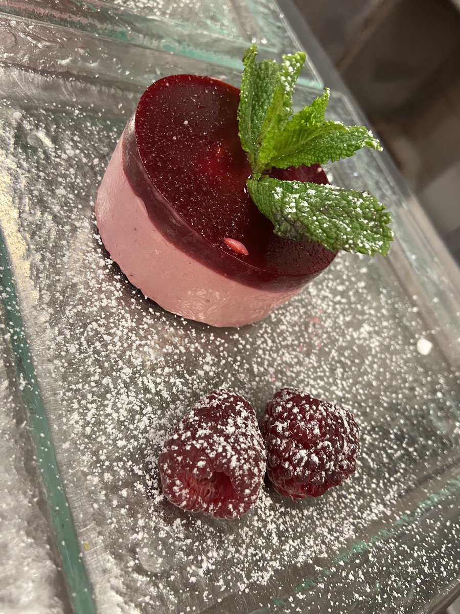 UHIPerth_'s tweet photo. #foodpics 🤩😋 Our HNC Professional Cookery &amp; HND Hospitality Management students executed a vibrant 70’s Revival Dinner! There was a real buzz in the restaurant!  

Watch this space for January 2022 booking dates... 🍽

#ThemedDinner #70s #HFT #GalleryRestaurant #thinkuhi #yum https://t.co/lGkIfJJMp4