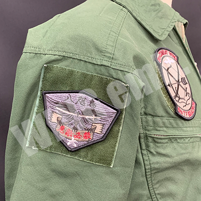 wing_FZ's tweet photo. こんにちは🦎ゲッコーです( ੭•͈ω•͈)੭
本日紹介するのは、新作商品紹介の大トリ。
第６飛行隊　新ショルダーワッペンΣ(ʘωʘﾉ)ﾉ
今秋にモデルチェンジし、隊員さんもすでに着用っ。
ネームが入る箇所が「八咫烏」と「F-2」の２パターンあります⸜(๑’ᵕ’๑)⸝
12月5日より販売開始です😍
＃ウィング刺繍 https://t.co/qjpwAXHdXc