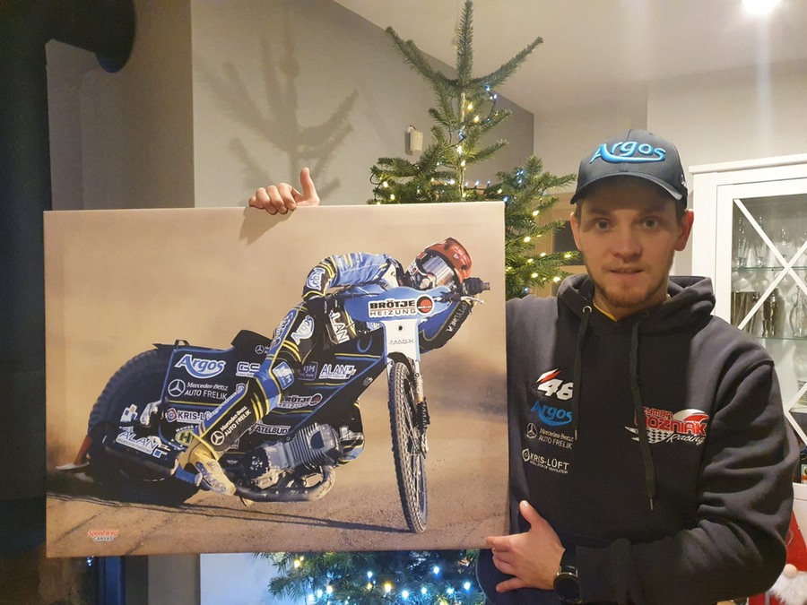 SpeedwayCanvas's tweet photo. Zbliżają się święta Bożego Narodzenia - szukacie prezentu dla bliskich? 
Żużlowe fotoobrazy, oparte na autorskich zdjęciach, ze sklepu Speedway Canvas będą idealnym prezentem dla fanów żużla.
W kolekcji - mistrzowie świata, Polski, Europy
Zapraszamy  - https://t.co/ZhwRvvBGKJ :-) https://t.co/Isx7fdjO1x