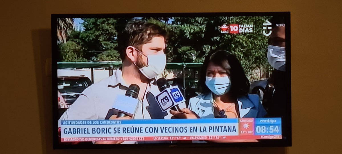 cerondanelli's tweet photo. 2do día de campaña en #ContigoCHV ya que ayer lo tuvieron toda la mañana a @gabrielboric en el matinal hoy lo llevan a terreno jajaj Jc Rodriguez lavándole la imagen y boric prometiendo combate a la delincuencia cuando apoyo Ley pa liberar delincuentes 🤷‍♂️🤷‍♂️ #KastPresidente2022 https://t.co/wgfuxs1sd7