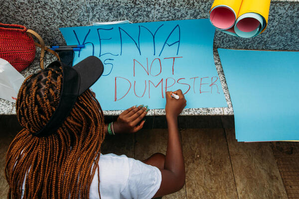 Greenpeaceafric's tweet photo. "This #BlackFriday, we are urging president Uhuru Kenyatta not to sell Kenya as a plastic dumping ground for the US. Kenya should not be responsible for USA’s pollution!” - @erastus_wayne >> https://t.co/ApJ11eODlN

#DontSellKenya https://t.co/TMHiLZsk29
