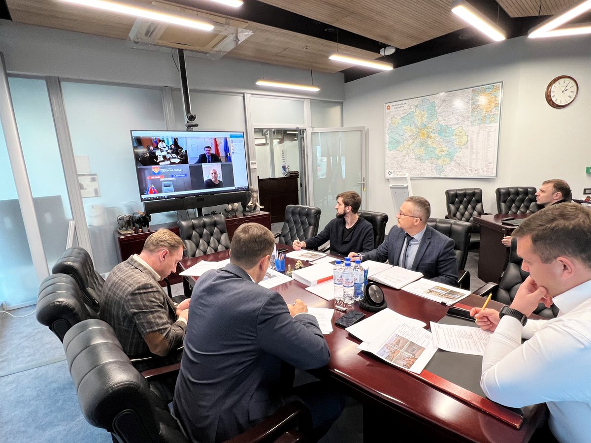Министр стройкомплекса МО Владимир Локтев провел рабочее совещание в формате ВКС по вопросу завершения строительства школ в 2021 году. В совещании приняли участие представители администраций Подольска и Павловского Посада. 
#МинстройМО 
#СтратегияГубернатора 
#НашеПодмосковье