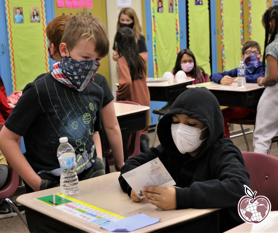 SSPPS6's tweet photo. #SSPpride 5th grade students at Lincoln are finishing the PYP unit "Where we are in place & time". They're discovering their personal identity by learning about their history. Students brought in personal artifacts & visited other classrooms to learn about their peers!#PYPinSSP https://t.co/Ph3iWUCwG1
