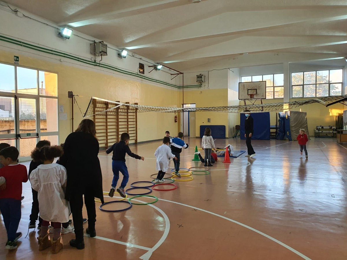 GasperiIc's tweet photo. Vi presentiamo alcuni momenti del laboratorio di motricità "Giochi in movimento" realizzato dalle nostre docenti della scuola Primaria e diretto ai bambini della scuola dell'Infanzia! #orientamento https://t.co/jp1eyJ3Mwe