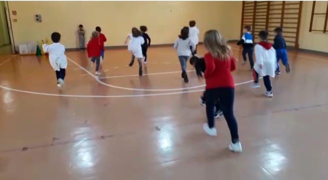 GasperiIc's tweet photo. Vi presentiamo alcuni momenti del laboratorio di motricità "Giochi in movimento" realizzato dalle nostre docenti della scuola Primaria e diretto ai bambini della scuola dell'Infanzia! #orientamento https://t.co/jp1eyJ3Mwe