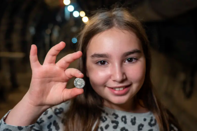 IsraelinIreland's tweet photo. An 11 year old girl in #Jerusalem discovered a rare 2,000 old coin believed to be minted by a Jewish priest shortly before the destruction of the Second Temple.

📸Yaniv Berman / @cityofdavid / @AntiquitiesIL

📖: https://t.co/vIpLNSQNhr

https://t.co/3HHWXWO52j