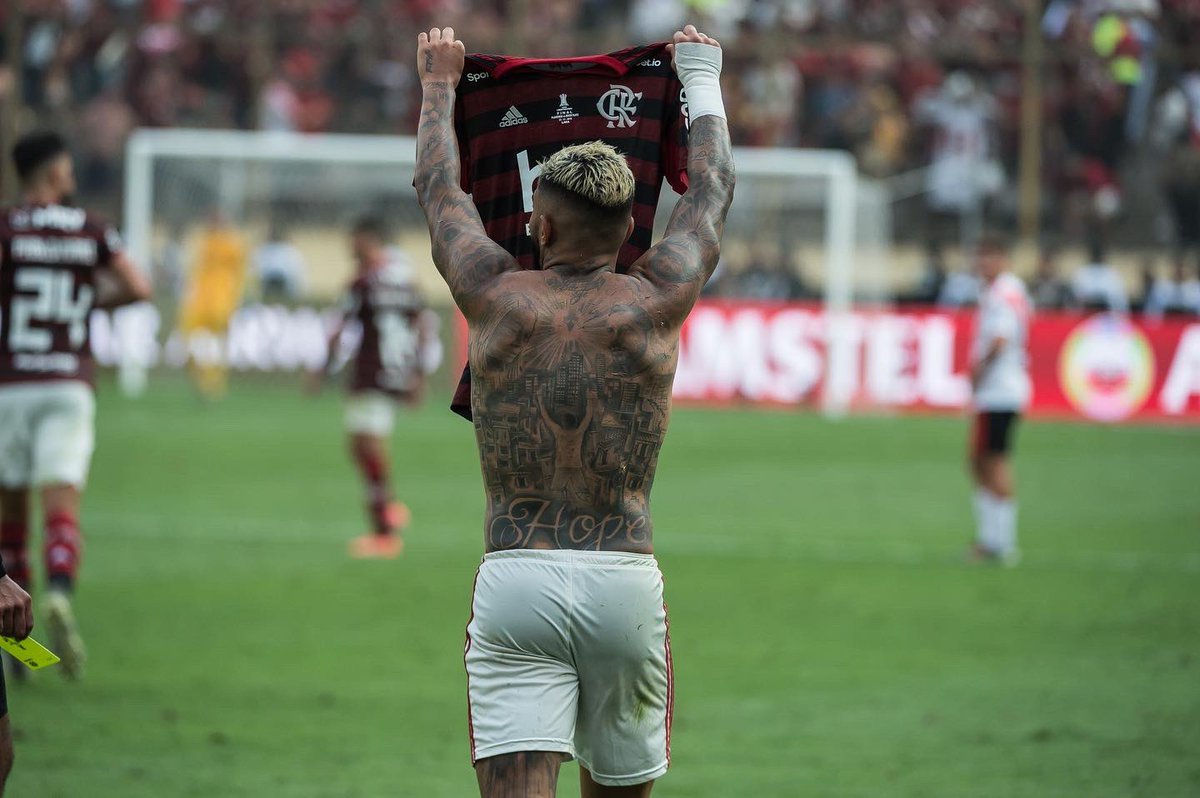 Flamengo's tweet image. Há 2 anos (2019), o Mengão conquistava o bicampeonato da Libertadores ao vencer o River Plate por 2 a 1, de virada, em Lima, com dois gols do predestinado @gabigol. #CRF #MuseuDoFlamengo

📸 @AlexandreVidal1 / CRF
