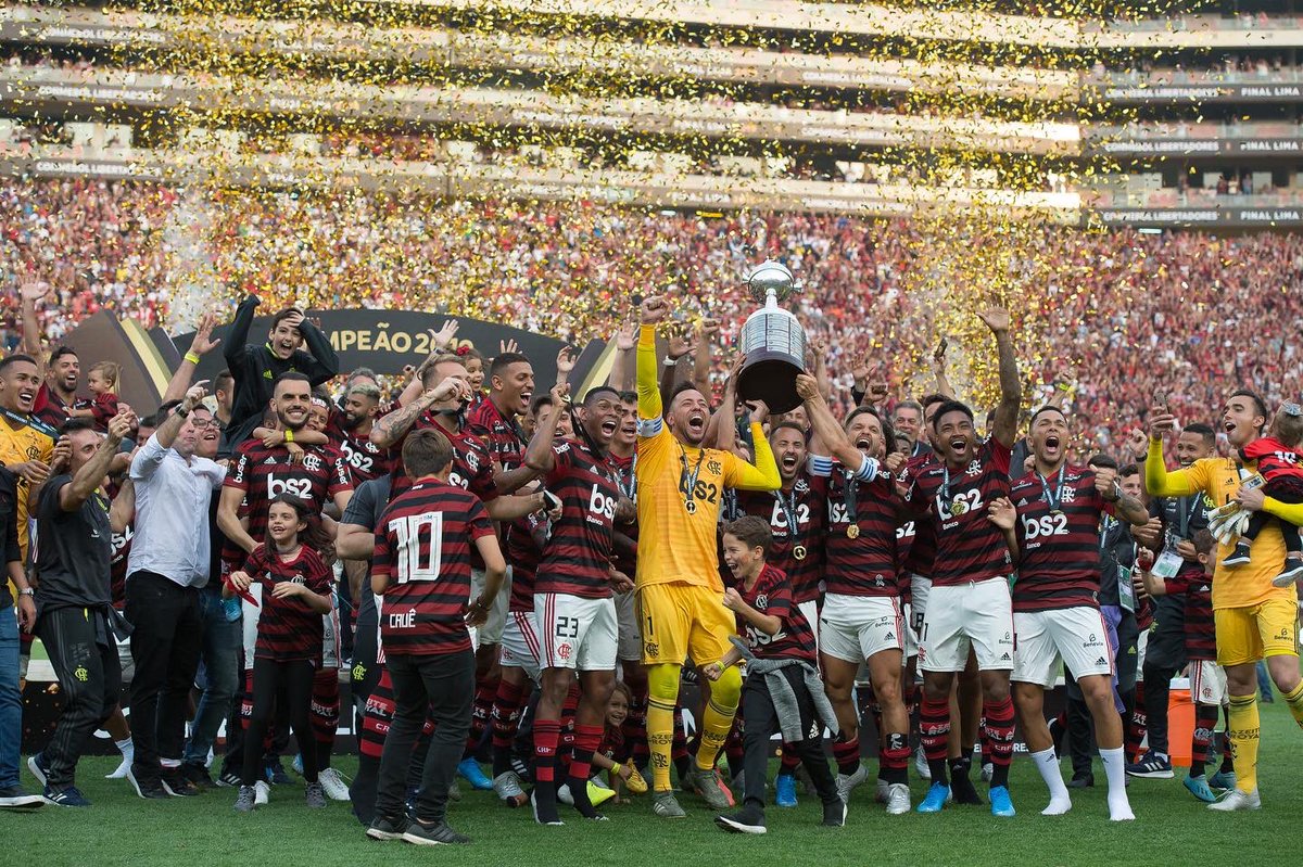 Flamengo's tweet image. Há 2 anos (2019), o Mengão conquistava o bicampeonato da Libertadores ao vencer o River Plate por 2 a 1, de virada, em Lima, com dois gols do predestinado @gabigol. #CRF #MuseuDoFlamengo

📸 @AlexandreVidal1 / CRF