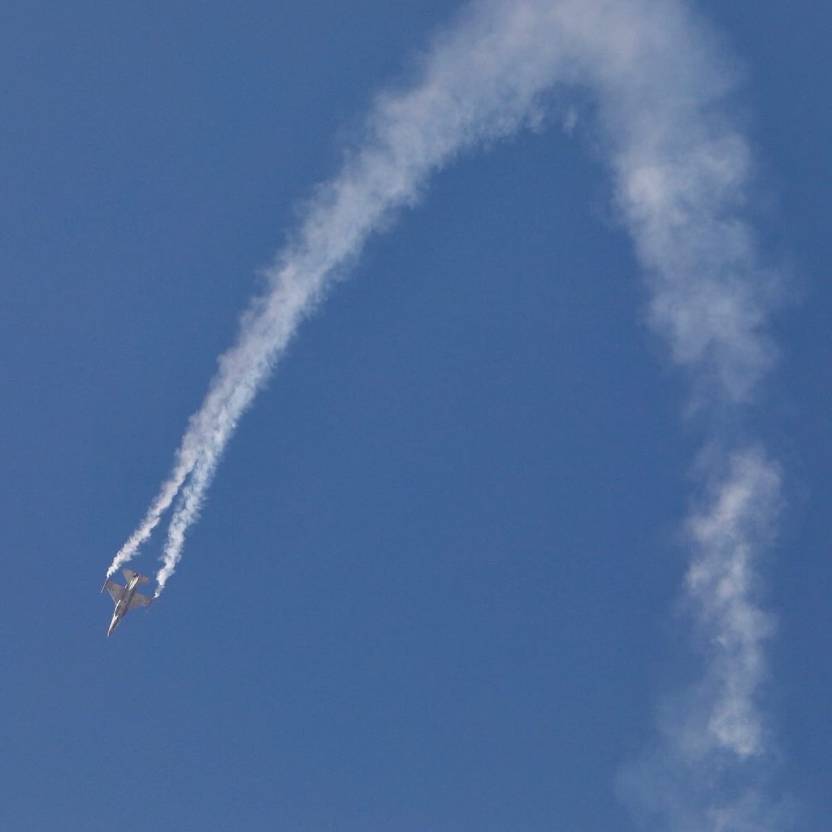 astro_hazzaa's tweet photo. قبل 4 سنوات، كنت هنا في معرض دبي للطيران أستعرض بطائرة F-16B60
كنت أحلق بها إلى أقصى حدودها وإلى تسارع يصل 9g.
هذه السنة في المكان ذاته عشت تجربة مختلفة.. تجربة كانت مستحيلة قبل 4 سنوات.. تحدثت في المعرض
عن مهمة "طموح زايد"
#das2017 #das2021 #space #iss
#pilot #astronaut #f16 https://t.co/CUvRrq71rt