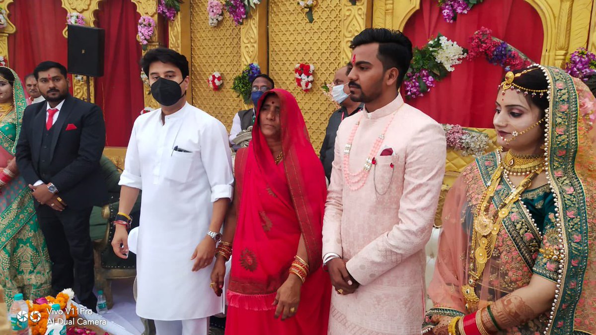 JM_Scindia's tweet photo. आज शिवपुरी जिले के खनियाधाना के ग्राम कसेरा में श्री प्रहलाद यादव जी के यहां विवाह समारोह में सम्मिलित होकर वर-वधु को सुखी दाम्पत्य जीवन के लिए शुभकामनाएं दी। https://t.co/xQzkUc6pdn