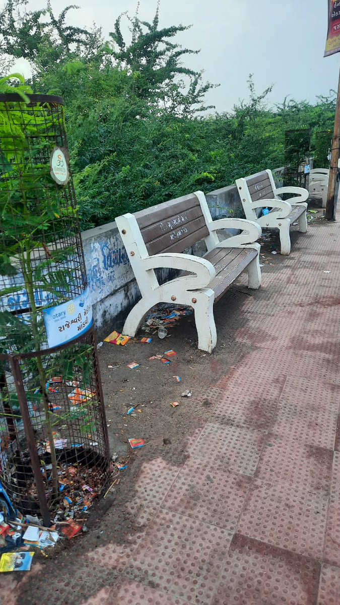 VinayToprani's tweet photo. માંડવી ની શાન શમા પુલ ના ફૂટપાથ પર/ન્યાય કોર્ટ સામે આવેલા બાંકડાઓ નીચે સફાઈના અભાવની રજૂઆત ફોટા સાથે. વોર્ડ ના જાગૃત કાઉન્સીલર @Geetaben અને સેનિટેશન કમિટી ના ચેરમેન Jignesh Kasta ને કરવામાં આવેલ હતી. આજે સુંદર સફાઈ થઈ ગઈ છે. આવી જાગૃતતા કાયમ રહે તેવી અપેક્ષા #SwachhBharat #PMO https://t.co/Pp8VWzJpqV