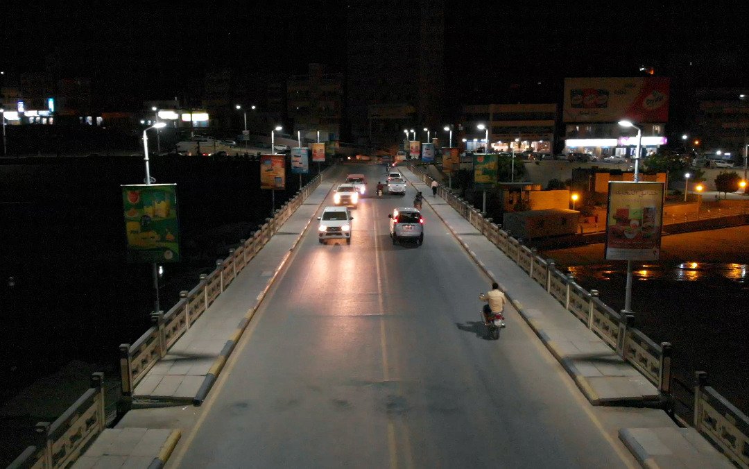 HadramoutGov's tweet photo. إدارة الإنارة بمكتب الأشغال بساحل #حضرموت تواصل عملها في مشروع إنارة شوارع مدينة #المكلا بكشافات "LED" https://t.co/QZSy5yqsIp