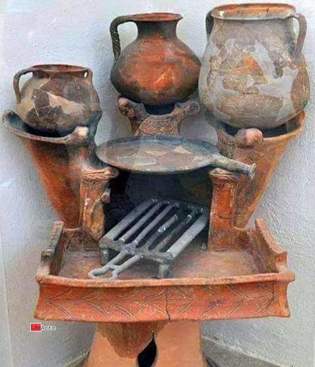 Cocina griega con una antigüedad de 2500 años: tres estufas, horno y parrilla. Encontrado en la isla griega de Delos.