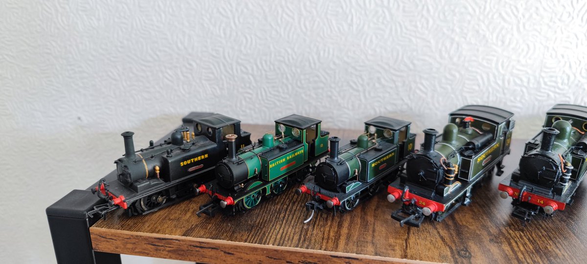 MattwicksBMR's tweet photo. Not quite sure how this got quite out of hand... @hornby @kernowmodelrail @SEFinecast @BachmannEurope
A few terriers and a few o2s...
#4mm #OO #Southern #Transitional #BritishRailways #EFE #IsleOfWight #IOW #ModelRailway #KitBuilt #custom #KernowModelCenter #Calbourne #Chale https://t.co/Q9IFJpin2f