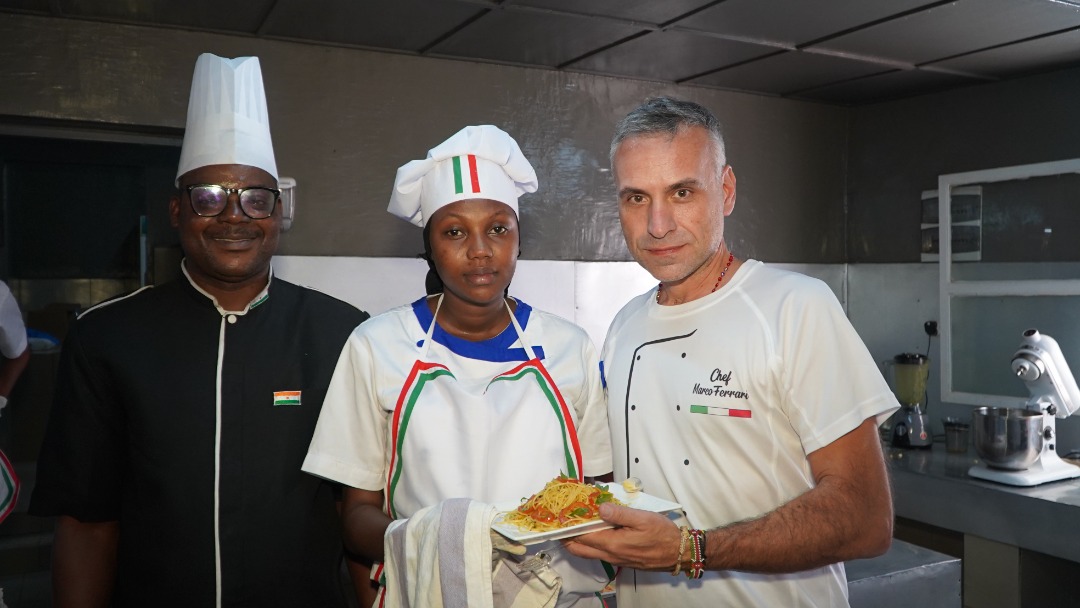 Businesschaleng's tweet photo. 1ère édition du concours Master chef Niger, hier au centre AACCES de Niamey.
8 jeunes à concourir sur des recettes italiennes avec le Chef Marco Ferrari.
Rendez-vous ce soir pour la finale à AACCES à 19h00 !
@ItalyinNiger 
#italiantaste @INNAKARANTA @wanousky_96 @oumou_kane https://t.co/AfH3UW04be