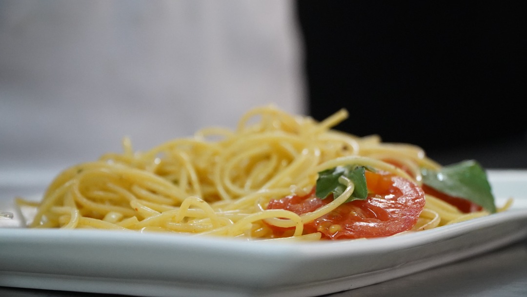 Businesschaleng's tweet photo. 1ère édition du concours Master chef Niger, hier au centre AACCES de Niamey.
8 jeunes à concourir sur des recettes italiennes avec le Chef Marco Ferrari.
Rendez-vous ce soir pour la finale à AACCES à 19h00 !
@ItalyinNiger 
#italiantaste @INNAKARANTA @wanousky_96 @oumou_kane https://t.co/AfH3UW04be