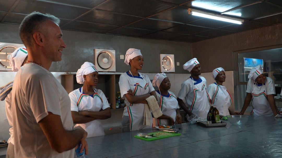 1ère édition du concours Master chef Niger, hier au centre AACCES de Niamey.
8 jeunes à concourir sur des recettes italiennes avec le Chef Marco Ferrari.
Rendez-vous ce soir pour la finale à AACCES à 19h00 !
<a href="/ItalyinNiger/">ItalyinNiger</a> 
#italiantaste <a href="/INNAKARANTA/">Inna KARANTA</a> <a href="/wanousky_96/">wanousky</a> <a href="/oumou_kane/">O.K❤🧡</a>
