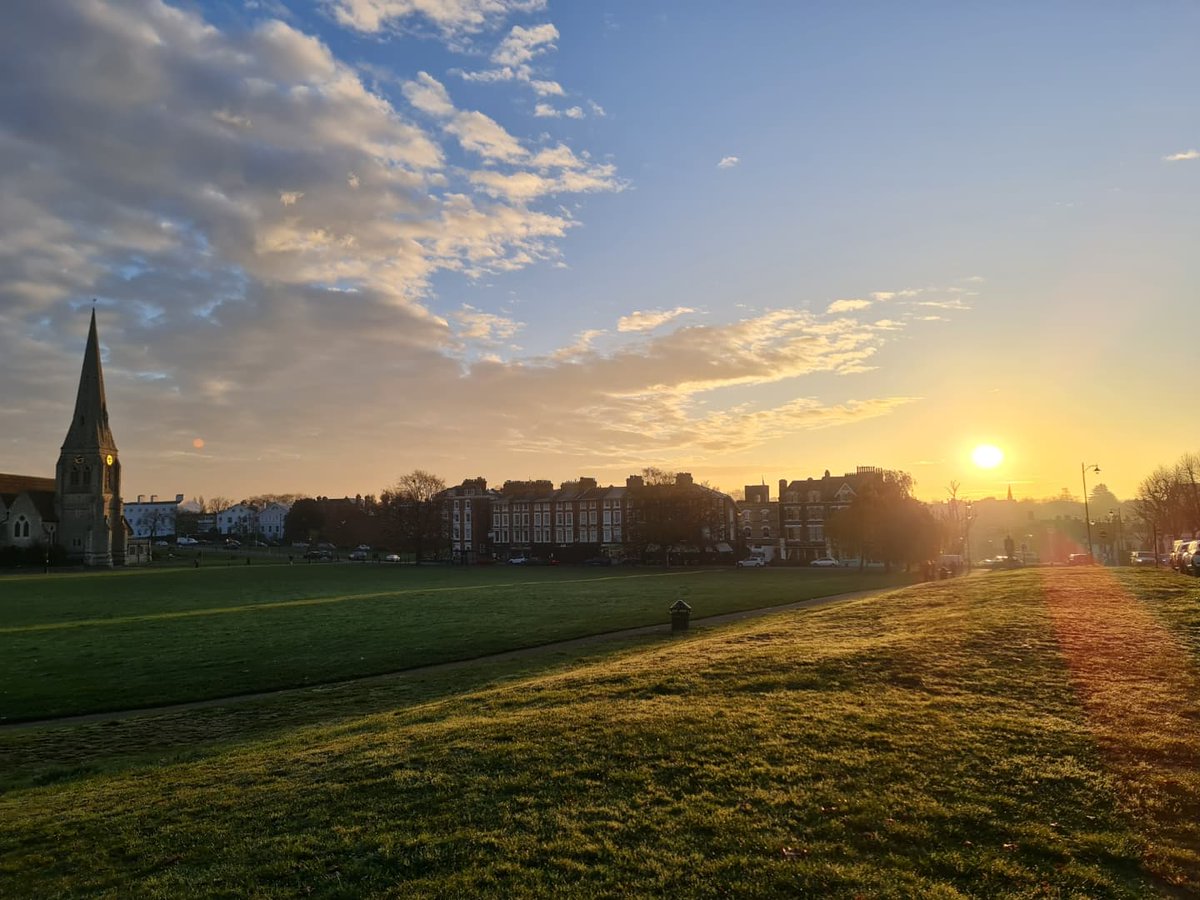 MichaelSnasdell's tweet photo. Ten of the best shots from this mornings freezing cold ride. Out the long way to Greenwich, through the foot tunnel, and exploring the other side. Lovely low sun making for some dramatic pics. #tenofthebest #London #londonstreets #mothernature
https://t.co/WW0jiU1h4Z https://t.co/WADSwpMyvW