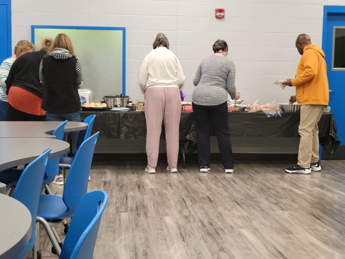 Int_Innovators's tweet photo. Thank you @Central_MCSD peeps who put together this wonderful Friendsgiving breakfast! What a wonderful way to start the day! ❤❤❤❤❤❤#MiddieRising #Friendsgiving2021 https://t.co/qUtlPW0DS2