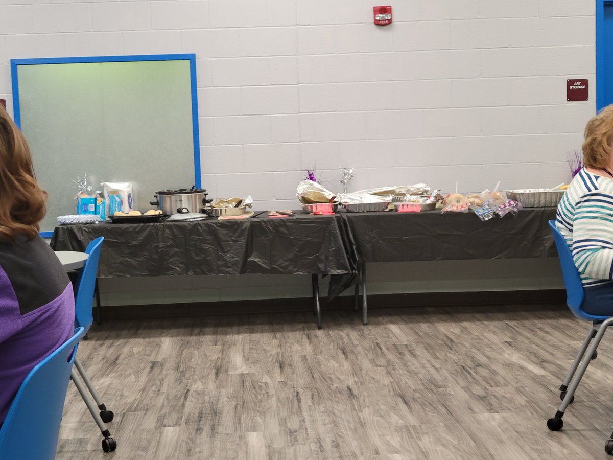 Int_Innovators's tweet photo. Thank you @Central_MCSD peeps who put together this wonderful Friendsgiving breakfast! What a wonderful way to start the day! ❤❤❤❤❤❤#MiddieRising #Friendsgiving2021 https://t.co/qUtlPW0DS2
