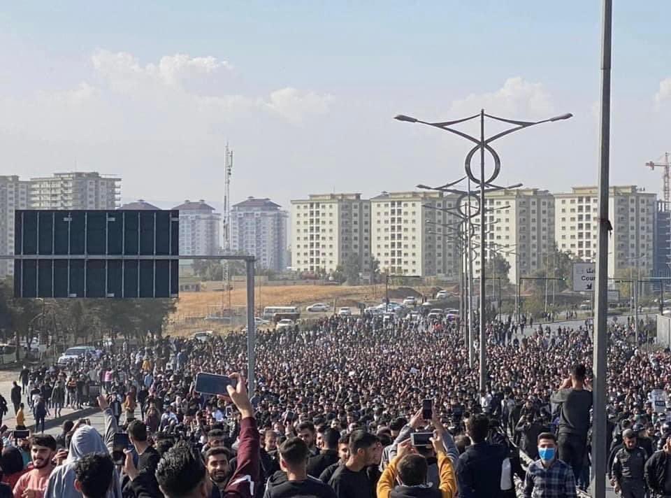 Ghaith19919's tweet photo. فشل القوى الحاكمة أدى الى فشل نظام الدولة والشعب الذي يتظاهر في البصرة والانبار والنجف وبغداد والموصل هو ذاته في السليمانية وجميعهم محقون ومبررات المذهب والمكون والقومية لم تعد كافية لاسكات العراقيين المطالبين بحقوقهم.
#طلبة_السليمانية #مواطنة https://t.co/D4oPpJLguB