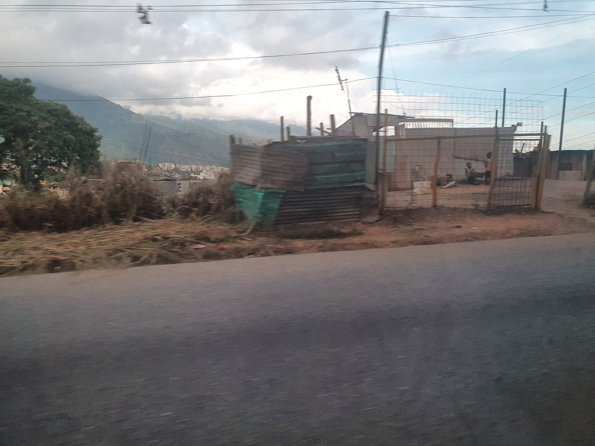 rcamachovzla's tweet photo. #Miranda #Denuncia habitantes de la zona de Guaicoco denuncian invasiones y construcciones ilegales a los costados de la carretera Petare - Santa Lucía. A pocos metros están los galpones del CNE. Piden a las autoridades evitar este tipo de construcciones https://t.co/SASCN2PlqO
