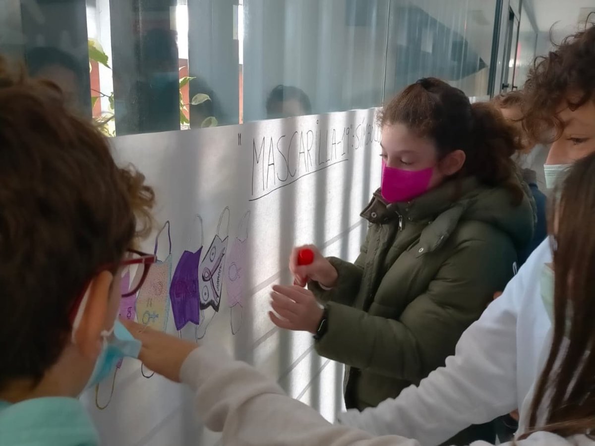 ieseco's tweet photo. Empezamos la conmemoración del 25 N con la actividad de diseñar mascarillas con mensajes para concienciar sobre la violencia hacia la mujer. 1° ESO C ha inaugurado el mural representativo en la entrada del centro https://t.co/t3SN3qoCRJ