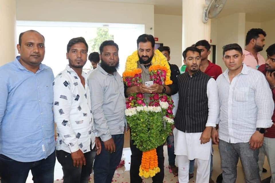 MominMujahid's tweet photo. #Mashallah
@AdvMuhammadAli Sahab, #KarimPathan Aur #AIMIM_Latur Team MP @imtiaz_jaleel Sahab ki Gulposhi Ki Sholapur Me... https://t.co/TEdLHBEfCj