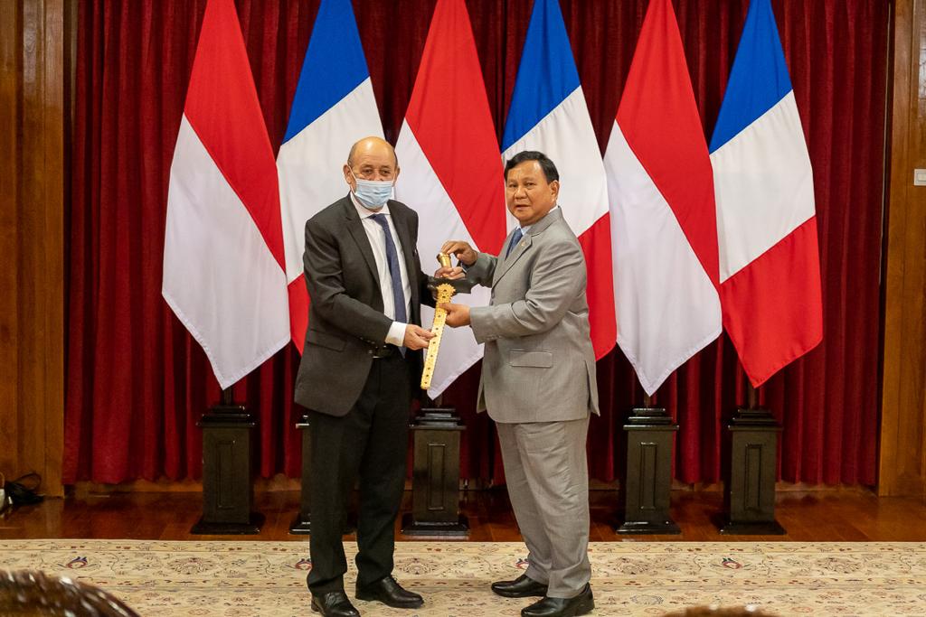 Riche entretien de <a href="/JY_LeDrian/">Jean-Yves Le Drian</a> avec le Ministre 🇮🇩 de la Défense, <a href="/prabowo/">Prabowo Subianto</a>.
Il a confirmé l’importance qu’accorde la 🇫🇷 au partenariat stratégique avec l’🇮🇩. Il a souligné la qualité des déploiements en #Indopacifique en 2021 &amp; remercié l’🇮🇩 pour son soutien en matière d’escale.