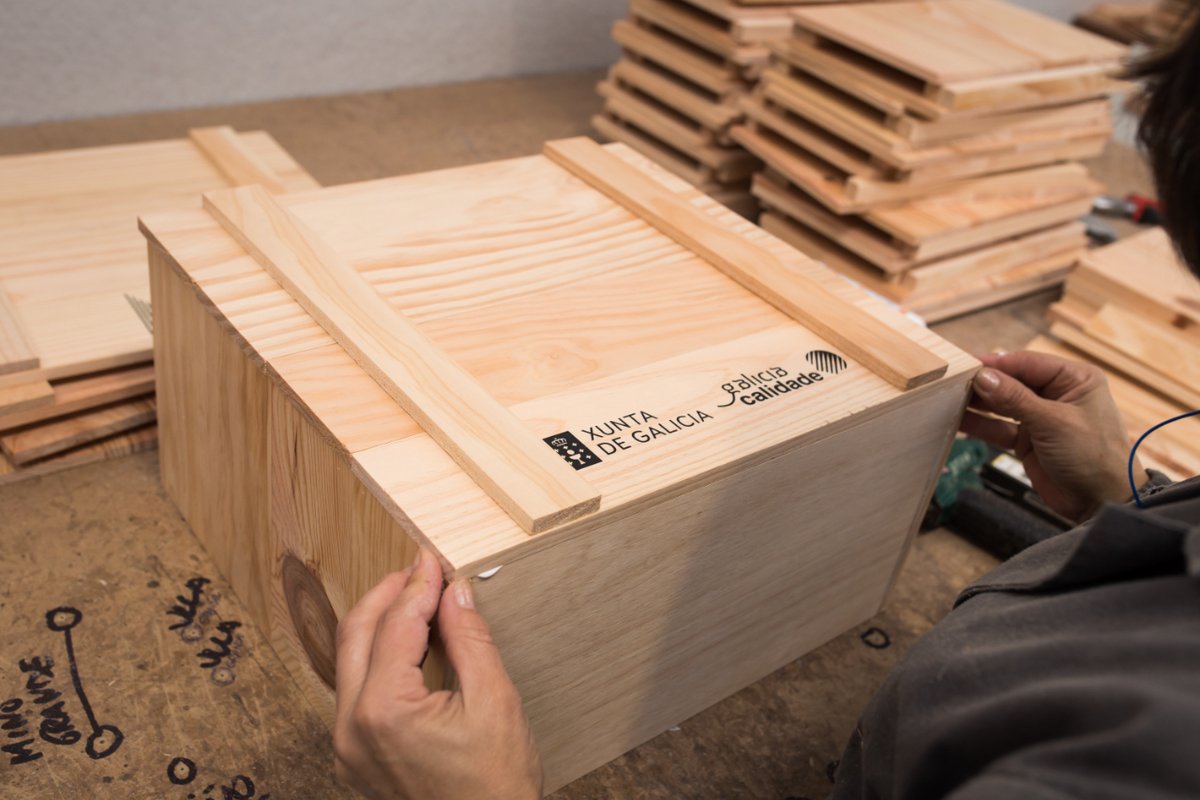 GaliciaCalidade's tweet image. 📦🎄Visitamos a carpintería #TECMODEL na Estrada, a empresa que fabrica as nosas #CaixasdoNadal, xunto ao director xeral de Comercio e Consumo, #ManuelHeredia, para coñecer os deseños de #piñeiro que crea David Rosende Fuentes. Máis información  👉mtr.cool/exoncnmkal