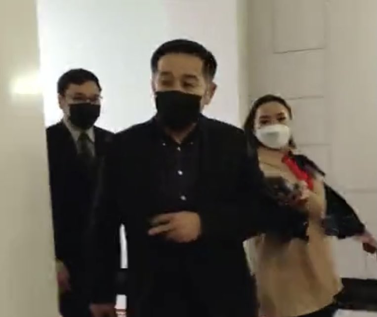 Завханы эмнэлэг- халаалтгүй- хөнжлөө нөмөрч нярайгаа амлуулж суугаа ээжүүд. 
Завханаас сонгогдсон Ц.Цэрэнпунцаг УБ-т хөшөө барих гээд, зураг төсөвгүйгээр 5.5 тэрбум батлуулж бх. 
Итгэлээ өгсөн иргэдийнх нь бодит байдал, итгэлээр нь төрд ирсэн түшээгийн нь байгаа царай🥲