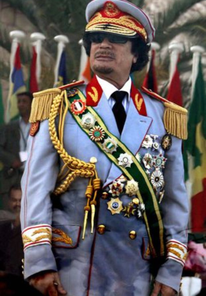 ba014ea81e344e4's tweet photo. @Luis_C_Sandoval Ya tenía mucho que no se veía un general tan ataviado y lleno de medallas en México ni que hablar de ser lambiscon y sin honor.
Me recuerda mucho a un personaje que igual perdió la cordura hace algunos años, todos sabemos cómo terminó...
Igualito https://t.co/3tFyAQhusV
