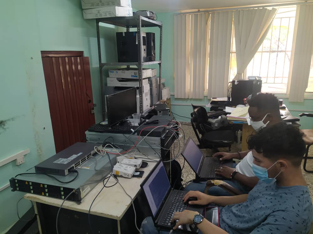EmpresaCubatel's tweet photo. En la empresa Aviaimport, la División Técnica de Equipos de #CubatelSA realiza la configuración de servidores, potenciando el soporte tecnológico de las comunicaciones.
#CubatelSAenlaInformatización #CubaVive @MINCOMCuba @GEIC_DICE @JavierG78246455 https://t.co/hHsaCQZoXt