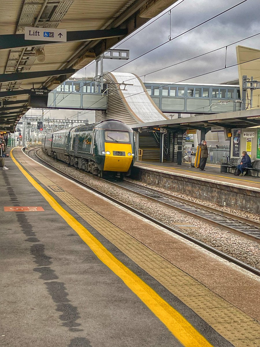 Grumbrela's tweet photo. 5E23 passes through #Bristol Parkway on a Rail Operations Group move from Laira TMD to #Doncaster Works. 

@GWRHelp #railway #Operations #photography #photo #photographer #photooftheday #HST #Class255 #CastleClasw #train https://t.co/AKCT351uGB