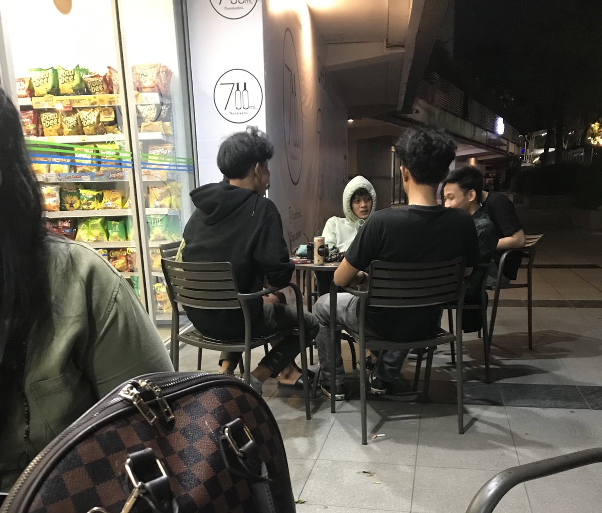 Sekumpulan cowok cowok nongkrong di gading walk, setiap ada cewek lewat dipanggil nama random. Ica kek, nisa kek, fira kek. Gue tegor biar ga begitu, malah makin jadi.