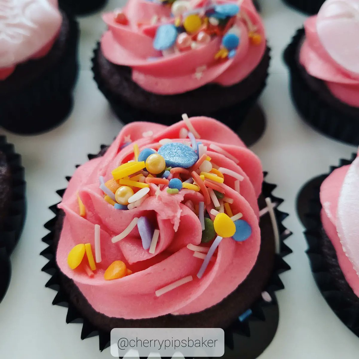 cherrypipsbaker's tweet photo. Say it with cupcakes!
These chocolate cupcakes are topped with a scrummy strawberry buttercream and fondant/sprinkle decorations. They are also vegan.
#vegan #cupcakes #baking https://t.co/7UpZK1iU5C